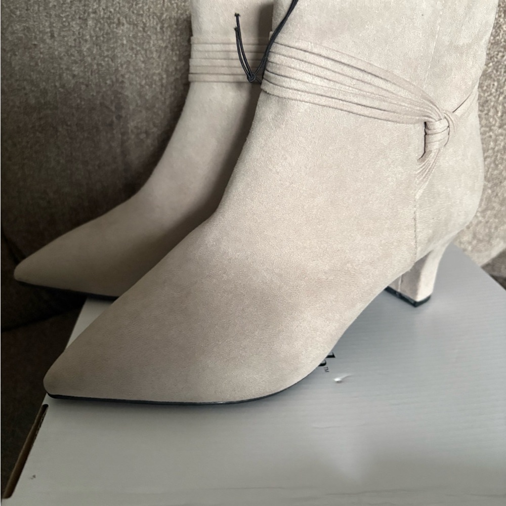 East 5th Women’s Mander Wide Width Memory Foam Heeled Boots 8.5 W